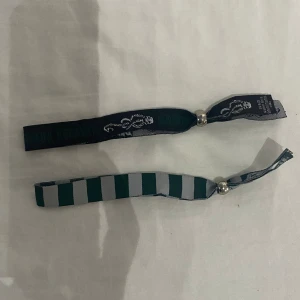 SLYTHERIN armband - Osäkert vart jag köpte dom men de är använda max 3 gånger. Bra skick!! 
