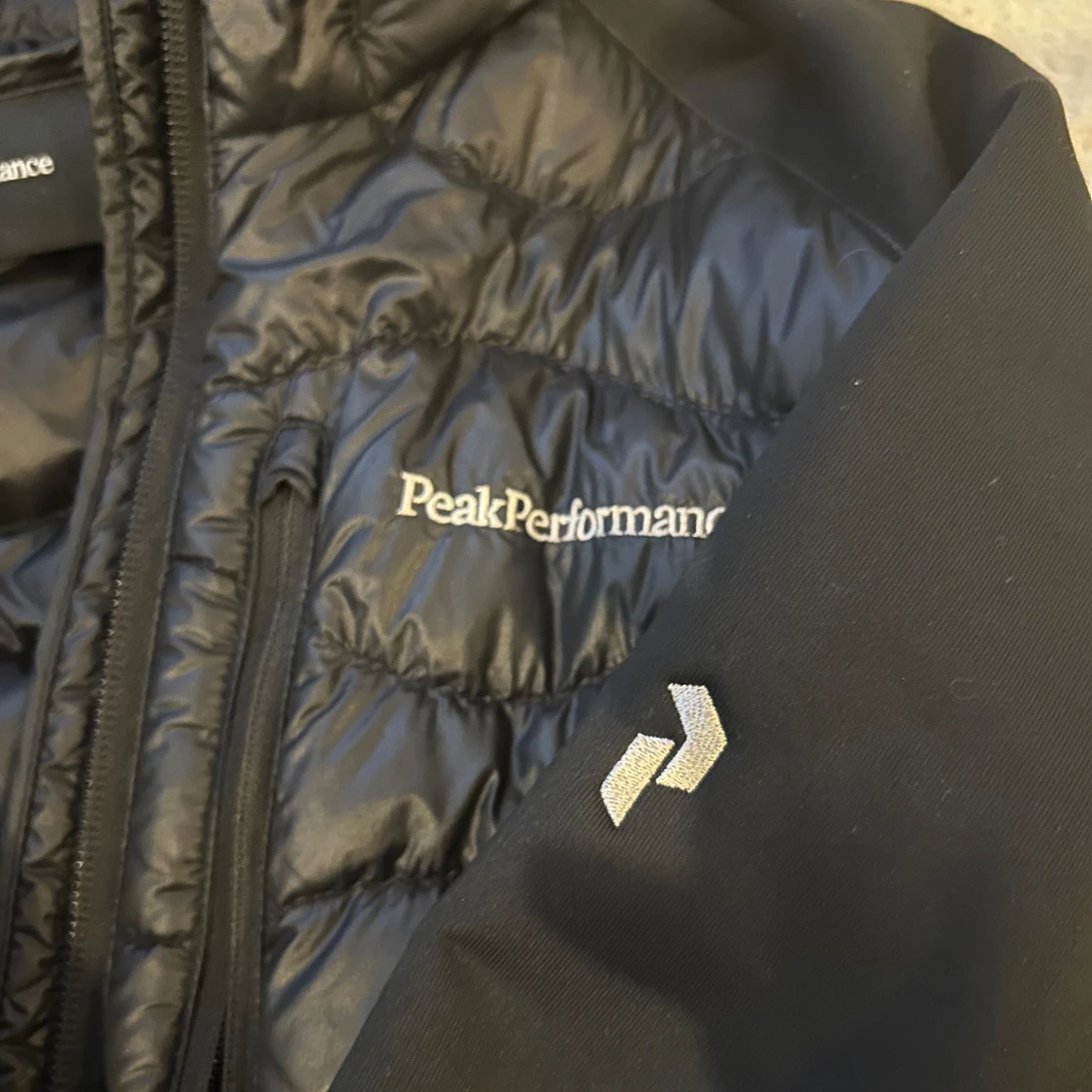 Peak Performance W Helium Down Hybrid - Svart - 92