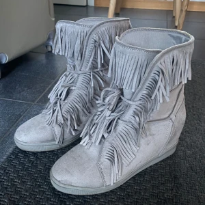 Fransskor - Isabel Marant liknande skor med fransar! Storlek 40 men passar en 39a. Klacken är ca 6/7 cm hög och de är jättesköna att gå i. Pris är alltid diskuterbart!😊säljer mina billigare än många andra annonser