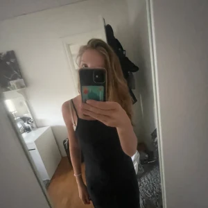 klänning till knäna - Säljer nu denna då den inte kommer till andvändning💞