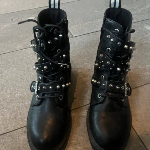 Boots med nitar - Jättecoola boots från bulldoxer! Knappt använda så de är som nya. Nypris är 739 men säljer för 400🩷