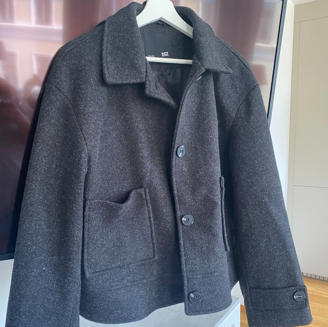 Mörkgrå kort kappa