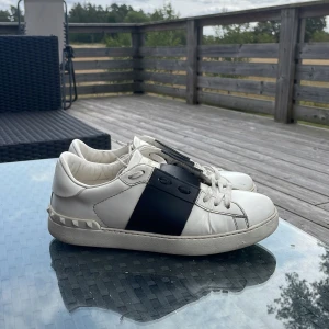 Valentino Garavani sneakers i vitt och svart - Säljer ett par snygga Valentino garvani i bra skick i storlek 40.5 skriv vid frågor eller fler bilder kort medföljer 