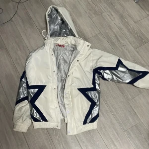 supreme jacka  - storlek L (passar M) bra skick, lagad