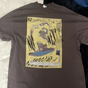 Grå T-shirt  - T-shirt från asos! Den är storlek s men sitter oversize så mer M. Den är knappt använd! Skicka om du har fler frågor😌