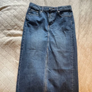 Denim kjol - Köpt på Hm i NYC. Köptes för $50. Aldrig använd. Storlek M och går långt ner på mig som är 173. 