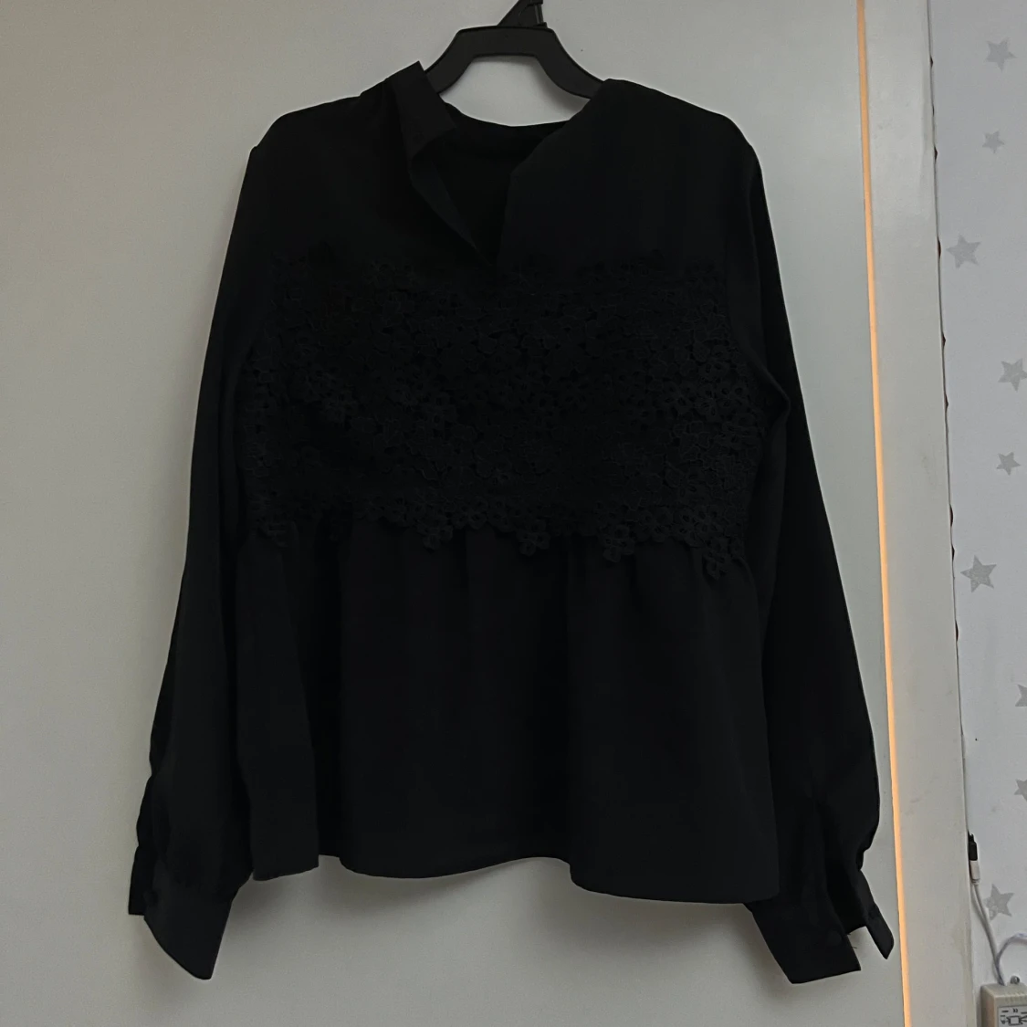 Svart blouse med dekoration - 90