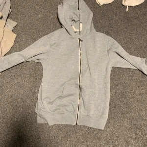 Grå zip hoodie - Storlek XS