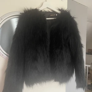Pälsjacka - Säljer en fin pälsjacka i fakepäls! 💕 Stolek XXL men liten i stoleken så passar stolek S/M!!  Bra skick!! Inget fel på den Pris går att diskutera!!