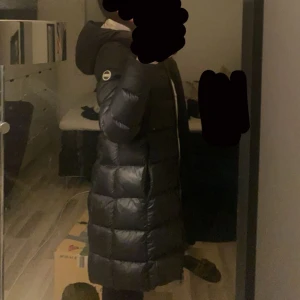 Colmar jacka - Colmar long down jacka i storlek 40 italiensk storlek. Använd mycket men fortfarande fin. Fickorna har spruckit som på bilden men det är enklet att sy ihop och är inget som syns eller känns.