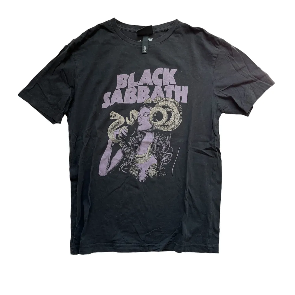 T-shit med black sabbath tryck. Nyskick. Storlek: S . T-shirts.