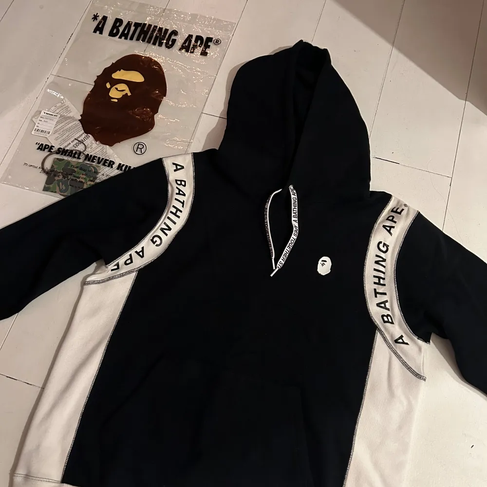 Säljer min bape hoodie i jättebra skick, storlek L men sitter som M skulle jag säga då storlekarna på BAPE är lite skumma! Hör av er vid frågor! 😁. Hoodies.