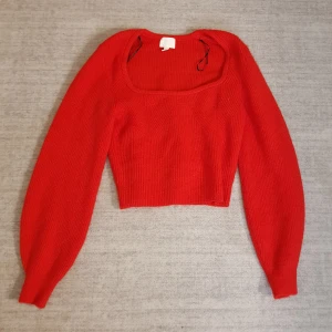 snygg tröja - oanvänd röd stickad tröja, jätteskönt material, använt 1-2 gånger, den är uringad och i storlek S!