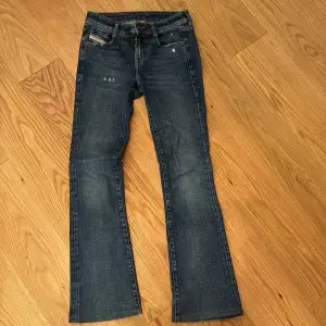 Diesel jeans low waist helt i nyskick som jag har växt ur🥲 Midjemått är 24 så skulle säga 32 och har sytt upp de så skulle säga att de passar till en person som är runt 160. Inga defekter ❤️