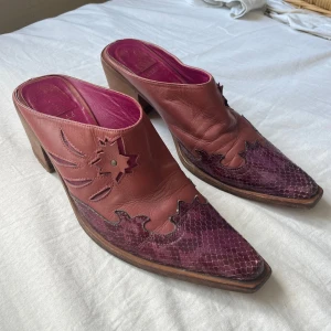 Cowboy slip ons - Rosa / lila cowboy inspirerade skor! Måste sälja för dem är för små )-: Gott skick!!