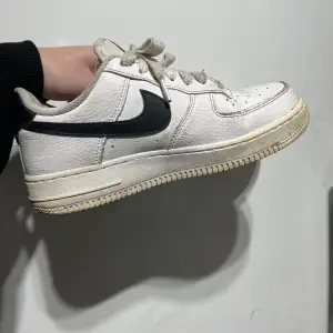 Säljer dessa Nike air force 1 sneakers i strl 37,5 använda men ändå helt okej skick. Snörena går att byta eller tvätta, går säkert att putsa upp skorna mer. Men därav priset 