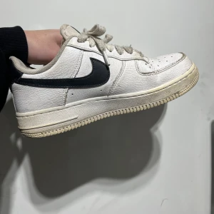 Nike air force 1  - Säljer dessa Nike air force 1 sneakers i strl 37,5 använda men ändå helt okej skick. Snörena går att byta eller tvätta, går säkert att putsa upp skorna mer. Men därav priset 