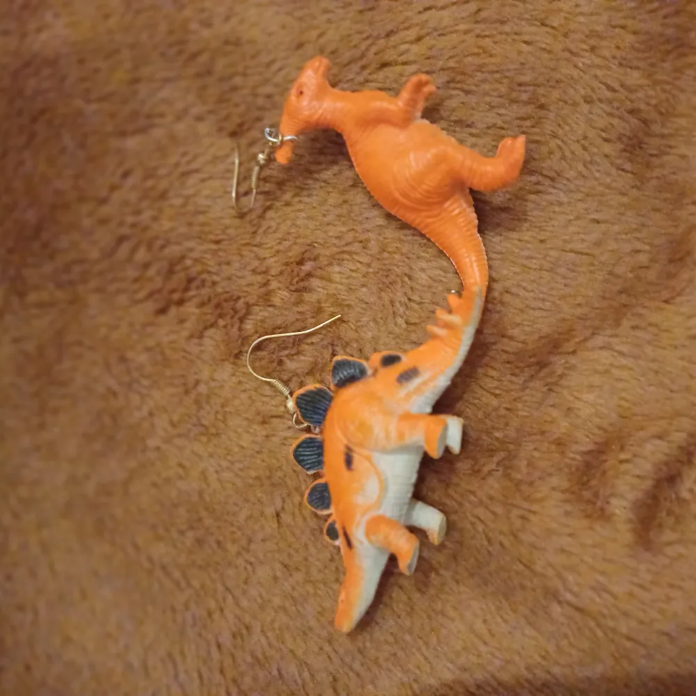 Dinosaurie örhängen i orange färg🩷. Accessoarer.