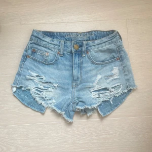 Jeans shorts - Lågmidjade jeans shorts! Säljer då de är för små för mig 💓