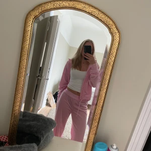 Rosa stronger set  - Helt nytt stronger set i velour som inte kommer till användning. Aldrig använt utan bara testat då jag tycker att det är en storlek för stort.  Nypris: 699 för byxorna och 799 för hoodien Styckpris: 350 för byxorna och 400 för hoodien Setpris: 550 kr