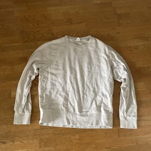 ARKET Tjocktröja - Säljer min tjocktröja från Arket då den är för liten för mig. Beige färgat och storlek M. Hör av er vid minsta frågan!