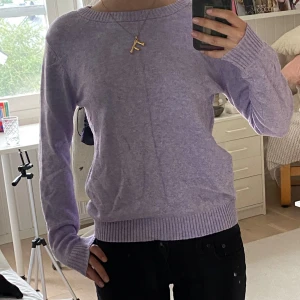 Ljuslila tröja från VILA - Säljer en superfin ljuslila tröja från VILA. Den är perfekt för både vår och höst med sin mjuka och bekväma passform. Tröjan har långa ärmar och ribbade kanter vid ärmslut och nederkant. 