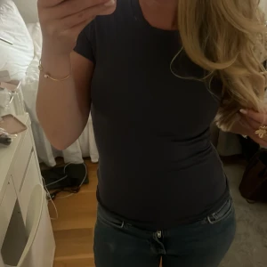 Tight topp - Tight topp från Gina tricot i en blå/grå färg, knappt använd!