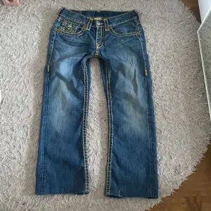 as balla true religon jeans köpta second hand som ej används längre! baggy på mig som bär en M i midja så går att ha lågmidjade! Passar mig perfekt i längden som är ca 165/166❤️