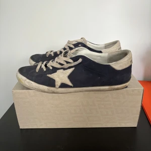 Golden goose  - Köpta på miinto, digitalt kvitto finns!  Skorna köptes i slutet av denna vår och är sparsamt använda. Stor del av smutset på skorna är för att dom kommer så, men går säkert att tvätta upp lite om man önskar det.   Vid frågor. Skriv!