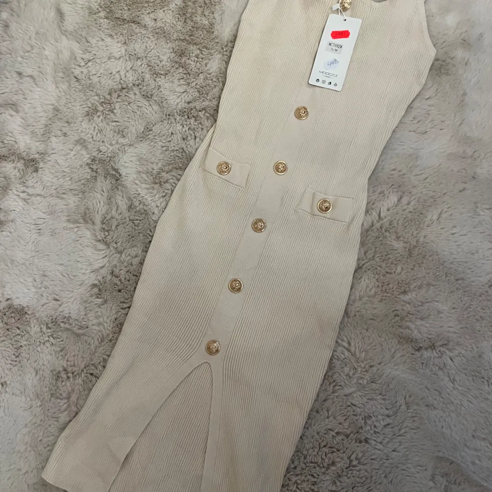 Super fin beige klänning helt oanvänd i storlek S/M. Nypris 399kr.. Klänningar.