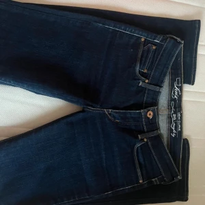 Uuursnygga lågmidjade jeans - Säljer dessa pga att det är lite för stora för mig