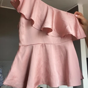One shoulder topp💕 - Säljer denna jättefina rosa topp som är ”one shoulder” i storlek 36!💕💕Pris kan diskuteras vid snabb affär! Har tyvärr ingen bild på, då den är för liten för mig!