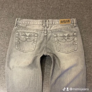 Lågmidjade flared jeans  - Säljer en av mina favorita gråa flared jeans från Terranova Jeans. De är i storlek S och har en cool broderad detalj på bakfickorna. Jeansen är i toppskick och har en bekväm passform. Midjemått 39 Innerbenslängd 83 💕 Jag är 165