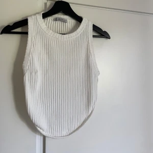 Crop top - Topp från chiquelle ribbad i off white. Knappt använd, gott skick. 