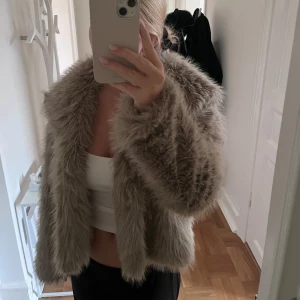 Snygg pälsjacka - Säljer min gråa pälsjacka, fått den så vet ej var den är ifrån, den är bara testad. Strl L men skulle säga mer åt M hållet ❤️