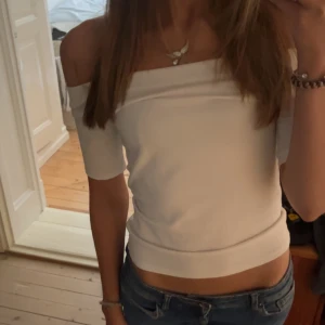Off the shoulder topp - Söt vit off the shoulder top från hm med prislapp kvar💓