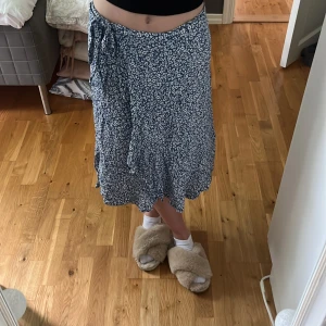 Blå kjol - Jag säljer nu denna blå blommiga kjolen! Säljer för att jag inte riktigt gillar den längre💙 Anvönd ett fåtal gånger och det finns inga skavanker!