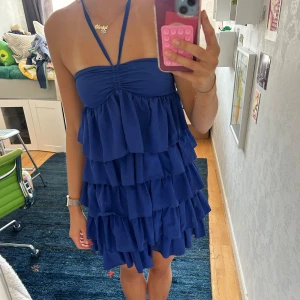 Blå bandeauklänning med volanger - Blå klänning med volanger som man kan ha som bandeau eller knyta runt nacken 💞💞💞