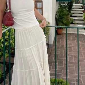 Beige långkjol från Going - Säljer en superfin beige långkjol från hm. Kjolen har en luftig och bekväm passform med flera lager som ger en härlig volang-effekt. Perfekt för sommardagar eller en  vårlook. 