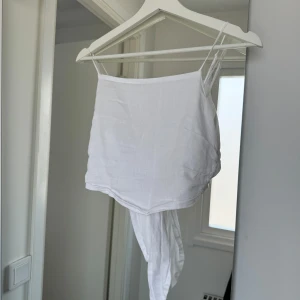 Vitt linne med knytning i ryggen från HM - Vitt linne med knytning i ryggen från HM i storlek S💞