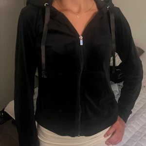 Zip up hoodie - Zip up hoodie i sammet, väldigt skön i gott skick. Snörena är lite slitna i ändarna annars inga defekter.