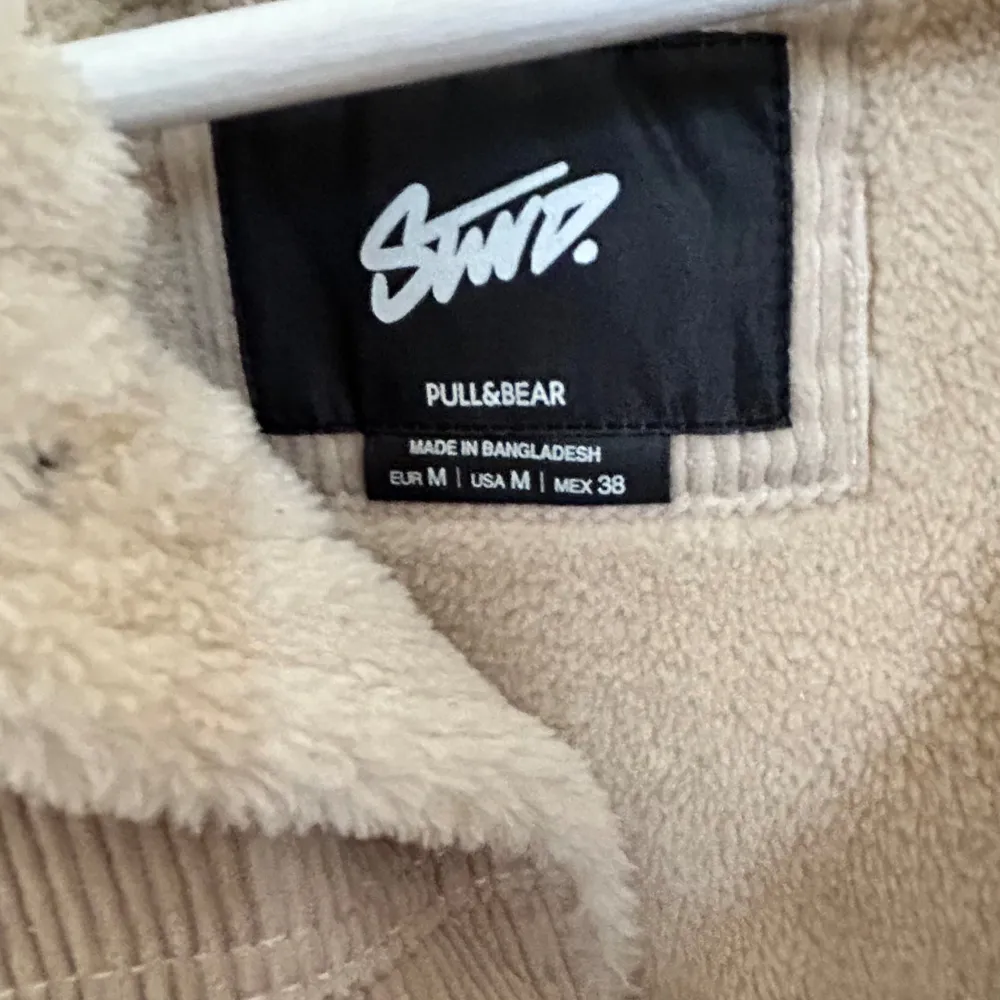 SĂ€ljer min killes snygga höstjacka frĂ„n Pull&Bear som Ă€r köpt i Barcelona. Jagcka Ă€r anvĂ€nd en gĂ„ng sĂ„ den Ă€r In princip nu utan prislappđ€©. Takit.