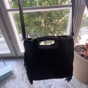 Maje väska - En svart majeväska i välanvänt skick! Som ni ser har det fått lite fläckar här och där och handtaget har formats lite, därav det låga priset. Nypris är 2900 kr. Kom gärna med prisförslag då jag inte vet hur mycket jag kan ta för den!💞