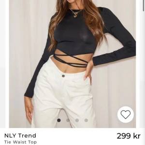 Topp med snörning - Topp med snörning i bra skick från Nelly.com