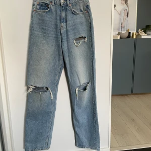 Ginatricot straight leg jeans - Ett par raka jeans från Ginatricot med slitningar. Hög midja.