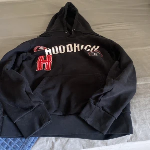 HOODRICH - Säljer en HOODRICH hoodie då den är helt ny men var för stor. Köpt för 700kr och säljer för 600kr då den är helt ny.