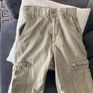 Beige cargopants i storlek S - Säljer ett par snygga beige cargopants i storlek S. . Byxorn är i bra skick 
