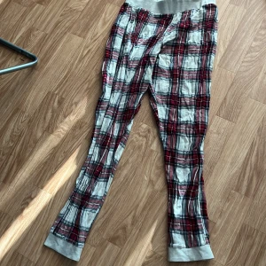 Lågmidjade pyjamasbyxor - Mysiga pyjamasbyxor i bra skick, använda ett antal gånger men nu blivit för små