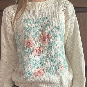 Stickad tröja - Super fin stickad tröja med blommor på. Tröjan är i fint skick och har bara andvänds ett få antal gånger💕 hals kragen är inte super stretching men går att ta på och av. Hör av er om ni har fler frågor 💕😚
