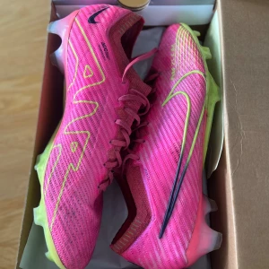 Nike mercurial superfly elite - Jag säljer nu mina fotbollsskor Nike mercurial elite påse ingår. Använt en halv säsong för jag har faktiskt växt ur dom Storlek 47 men kan passa för en stor 45. Pris är inte hugget i Sten.